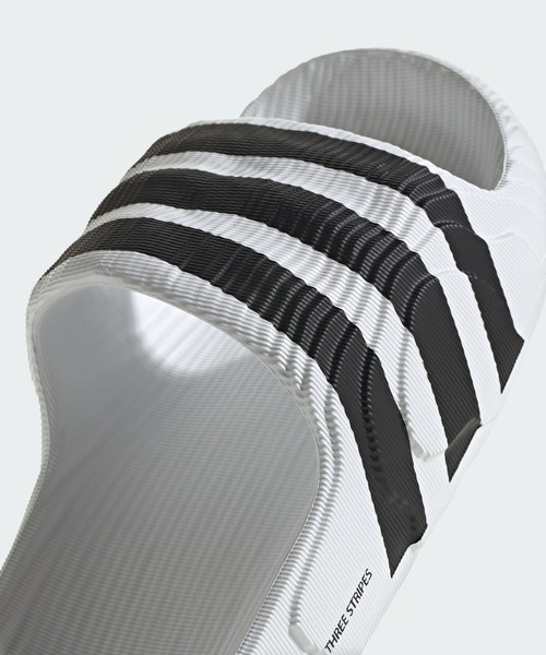 adidas(アディダス)の「アディレッタ 22 サンダル / Adilette 22 Slides / アディダスオリジナルス adidas Originals(サンダル・メンズ・ホワイト×ブラック/ブラック×ホワイト/ベージュ/ベージュ系その他・25.5cm/26.5cm/27.5cm/28.5cm/23.5cm/24.5cm/22.5cm)」の9枚目の写真