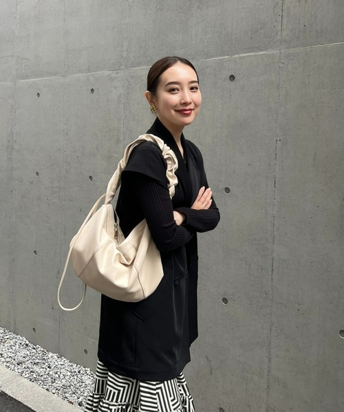 y/m by 村岡美里（イムバイムラオカミサト）の「ドローコードショルダーBAG（ショルダーバッグ・レディース・ブラック/アイボリー・FREE）」の2枚目の写真