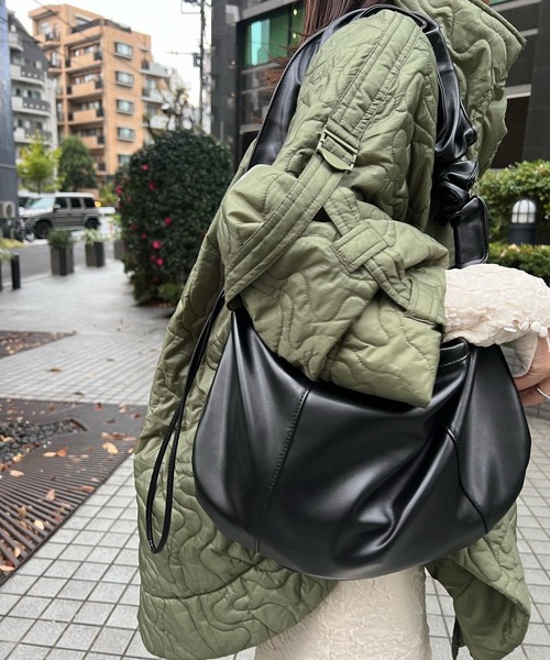y/m by 村岡美里（イムバイムラオカミサト）の「ドローコードショルダーBAG（ショルダーバッグ・レディース・ブラック/アイボリー・FREE）」の3枚目の写真