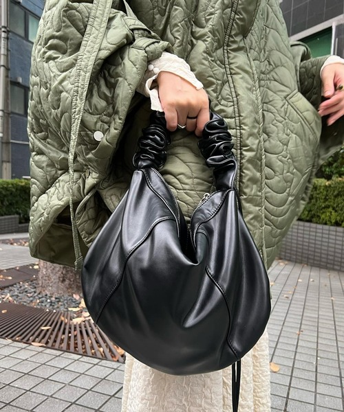 y/m by 村岡美里（イムバイムラオカミサト）の「ドローコードショルダーBAG（ショルダーバッグ・レディース・ブラック/アイボリー・FREE）」の4枚目の写真