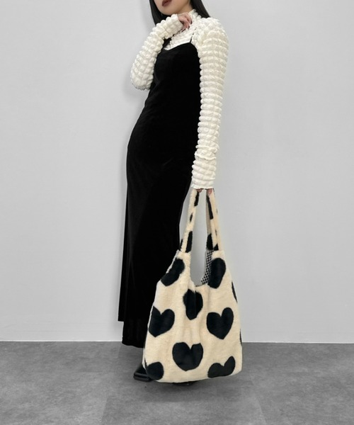 LVEU.（ラブユ.）の「【LVEU.】ハートもこもこトートバッグ / バッグ 鞄 BAG ハート 起毛 ファー フェイクファー トート 手提げ ブラック アイボリー ZOZOTOWN限定（トートバッグ・レディース・ブラック/アイボリー・FREE）」の4枚目の写真