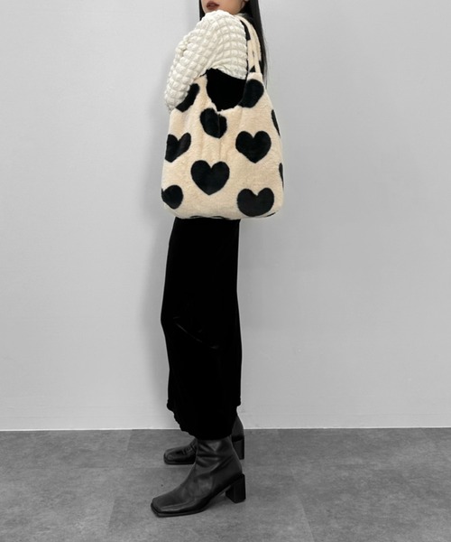 LVEU.（ラブユ.）の「【LVEU.】ハートもこもこトートバッグ / バッグ 鞄 BAG ハート 起毛 ファー フェイクファー トート 手提げ ブラック アイボリー ZOZOTOWN限定（トートバッグ・レディース・ブラック/アイボリー・FREE）」の3枚目の写真