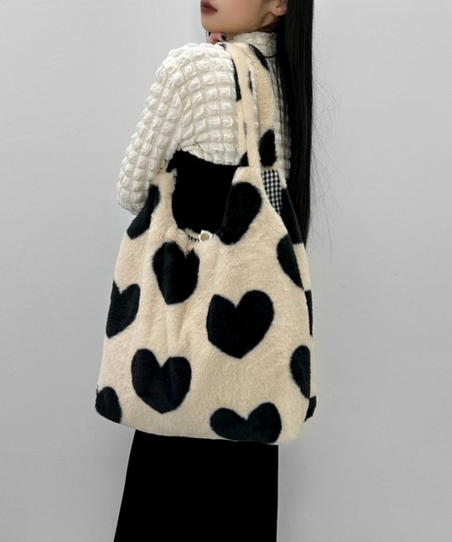 LVEU.（ラブユ.）の「【LVEU.】ハートもこもこトートバッグ / バッグ 鞄 BAG ハート 起毛 ファー フェイクファー トート 手提げ ブラック アイボリー ZOZOTOWN限定（トートバッグ・レディース・ブラック/アイボリー・FREE）」の6枚目の写真