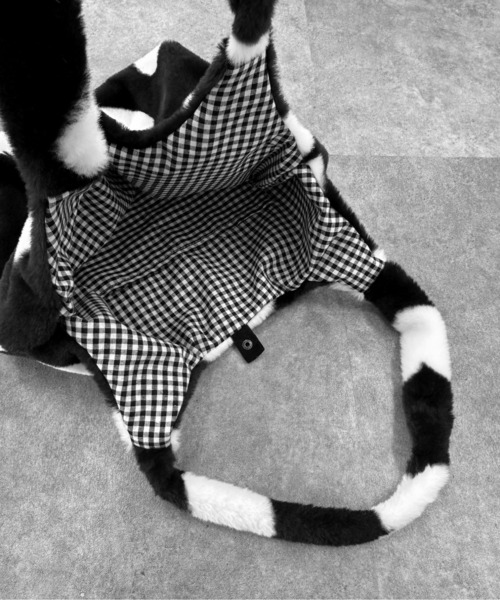 LVEU.（ラブユ.）の「【LVEU.】ハートもこもこトートバッグ / バッグ 鞄 BAG ハート 起毛 ファー フェイクファー トート 手提げ ブラック アイボリー ZOZOTOWN限定（トートバッグ・レディース・ブラック/アイボリー・FREE）」の10枚目の写真