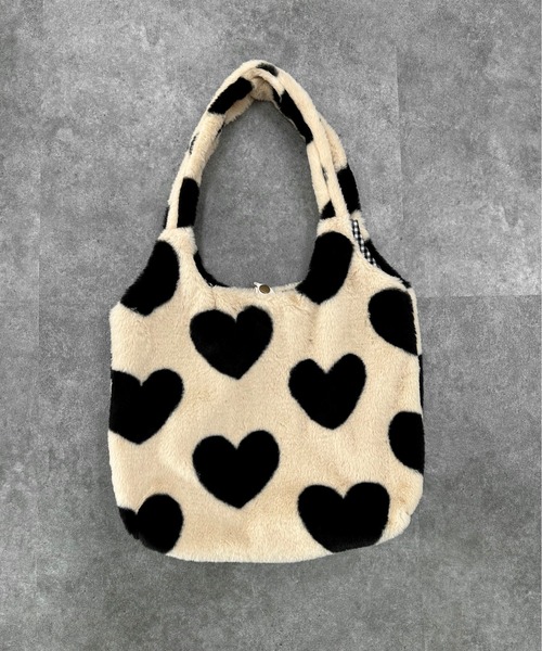 LVEU.（ラブユ.）の「【LVEU.】ハートもこもこトートバッグ / バッグ 鞄 BAG ハート 起毛 ファー フェイクファー トート 手提げ ブラック アイボリー ZOZOTOWN限定（トートバッグ・レディース・ブラック/アイボリー・FREE）」の7枚目の写真