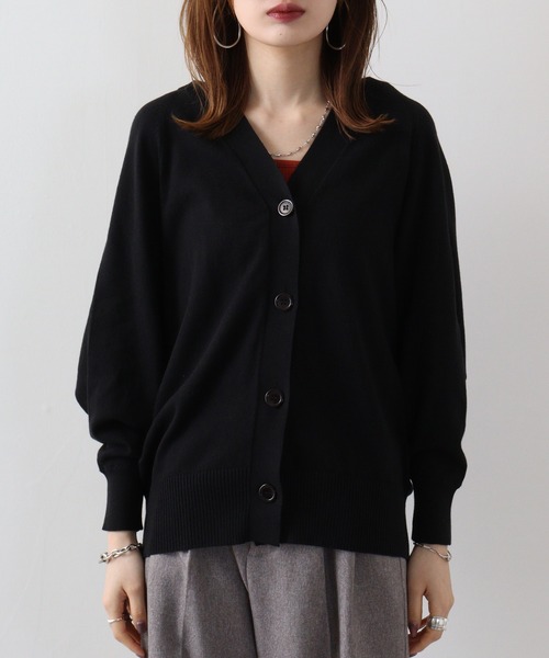 atONE(アットワン)の「atONE キーネックドルマンカーディガン(カーディガン/ボレロ・レディース・ネイビー/グレイッシュベージュ/オフホワイト/ブラック・4L~5L/LL~3L/M-L)」の5枚目の写真