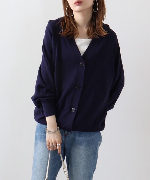 atONE(アットワン)の「atONE キーネックドルマンカーディガン(カーディガン/ボレロ・レディース・ネイビー/グレイッシュベージュ/オフホワイト/ブラック・4L~5L/LL~3L/M-L)」の16枚目の写真