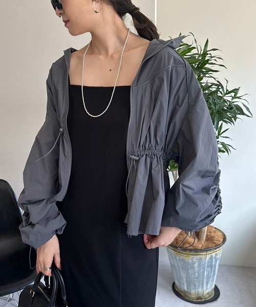 one after another NICE CLAUP(ワンアフターアナザーナイスクラップ)の「袖ドロストマウンテンパーカー(マウンテンパーカー・レディース・グレー系その他/オフホワイト/チャコールグレー・FREE)」の3枚目の写真