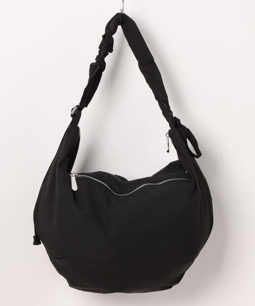 SALON de RUBAN（サロンドルヴァン）の「【SALON de RUBAN / サロン ド ルヴァン】 クシュクシュ ギャザーショルダーバッグ ラージ（ショルダーバッグ・レディース・ブルー/ブラック/イエロー/ライトグレー/ホワイト・FREE）」の6枚目の写真