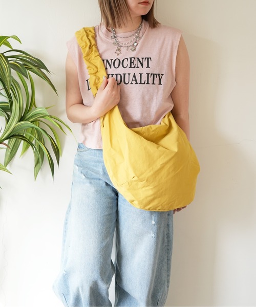 SALON de RUBAN（サロンドルヴァン）の「【SALON de RUBAN / サロン ド ルヴァン】 クシュクシュ ギャザーショルダーバッグ ラージ（ショルダーバッグ・レディース・ブルー/ブラック/イエロー/ライトグレー/ホワイト・FREE）」の5枚目の写真