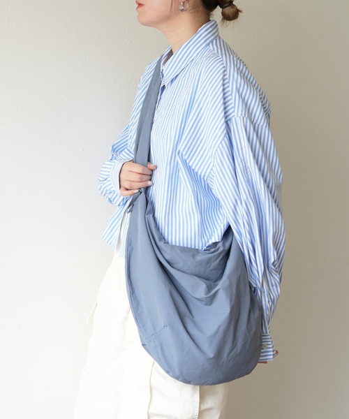 SALON de RUBAN（サロンドルヴァン）の「【SALON de RUBAN / サロン ド ルヴァン】 クシュクシュ ギャザーショルダーバッグ ラージ（ショルダーバッグ・レディース・ブルー/ブラック/イエロー/ライトグレー/ホワイト・FREE）」の4枚目の写真