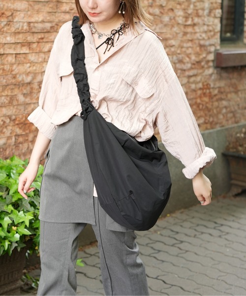 SALON de RUBAN（サロンドルヴァン）の「【SALON de RUBAN / サロン ド ルヴァン】 クシュクシュ ギャザーショルダーバッグ ラージ（ショルダーバッグ・レディース・ブルー/ブラック/イエロー/ライトグレー/ホワイト・FREE）」の3枚目の写真