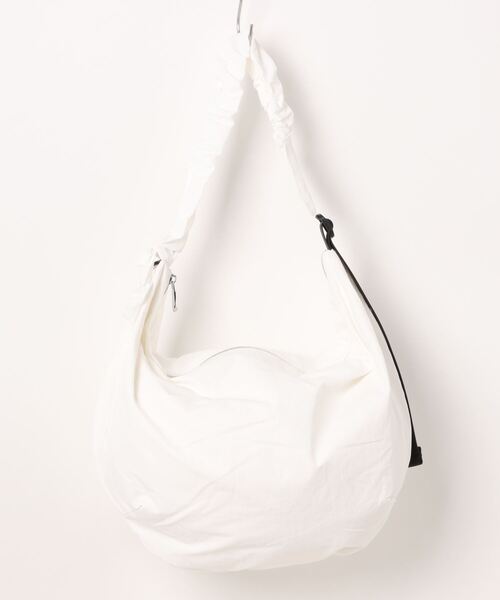 SALON de RUBAN（サロンドルヴァン）の「【SALON de RUBAN / サロン ド ルヴァン】 クシュクシュ ギャザーショルダーバッグ ラージ（ショルダーバッグ・レディース・ブルー/ブラック/イエロー/ライトグレー/ホワイト・FREE）」の11枚目の写真