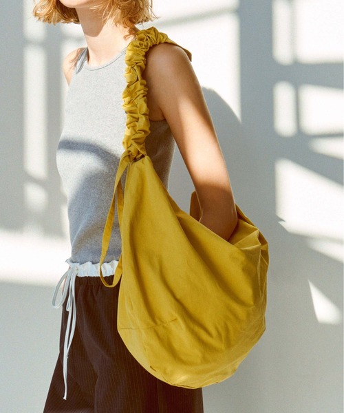 SALON de RUBAN（サロンドルヴァン）の「【SALON de RUBAN / サロン ド ルヴァン】 クシュクシュ ギャザーショルダーバッグ ラージ（ショルダーバッグ・レディース・ブルー/ブラック/イエロー/ライトグレー/ホワイト・FREE）」の10枚目の写真