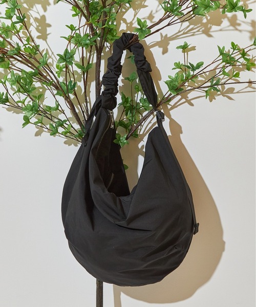 SALON de RUBAN（サロンドルヴァン）の「【SALON de RUBAN / サロン ド ルヴァン】 クシュクシュ ギャザーショルダーバッグ ラージ（ショルダーバッグ・レディース・ブルー/ブラック/イエロー/ライトグレー/ホワイト・FREE）」の16枚目の写真