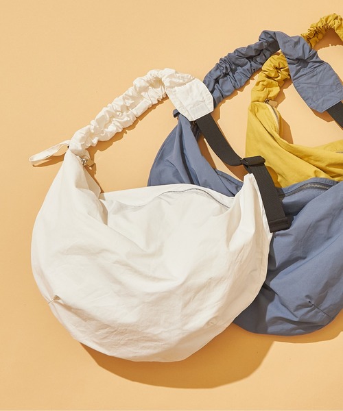 SALON de RUBAN（サロンドルヴァン）の「【SALON de RUBAN / サロン ド ルヴァン】 クシュクシュ ギャザーショルダーバッグ ラージ（ショルダーバッグ・レディース・ブルー/ブラック/イエロー/ライトグレー/ホワイト・FREE）」の15枚目の写真