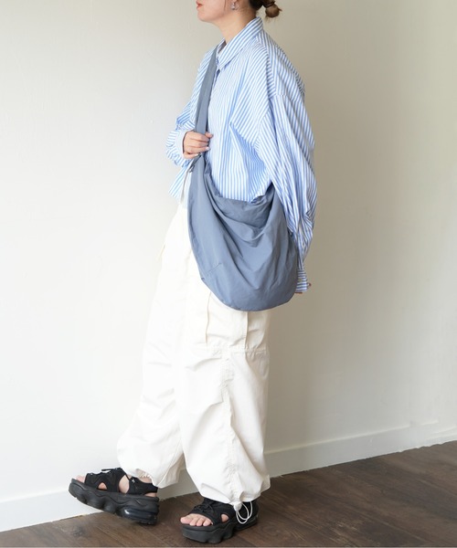 SALON de RUBAN（サロンドルヴァン）の「【SALON de RUBAN / サロン ド ルヴァン】 クシュクシュ ギャザーショルダーバッグ ラージ（ショルダーバッグ・レディース・ブルー/ブラック/イエロー/ライトグレー/ホワイト・FREE）」の20枚目の写真