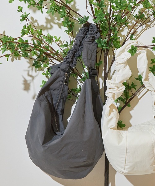 SALON de RUBAN（サロンドルヴァン）の「【SALON de RUBAN / サロン ド ルヴァン】 クシュクシュ ギャザーショルダーバッグ ラージ（ショルダーバッグ・レディース・ブルー/ブラック/イエロー/ライトグレー/ホワイト・FREE）」の17枚目の写真