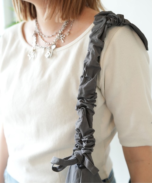 SALON de RUBAN（サロンドルヴァン）の「【SALON de RUBAN / サロン ド ルヴァン】 クシュクシュ ギャザーショルダーバッグ ラージ（ショルダーバッグ・レディース・ブルー/ブラック/イエロー/ライトグレー/ホワイト・FREE）」の18枚目の写真