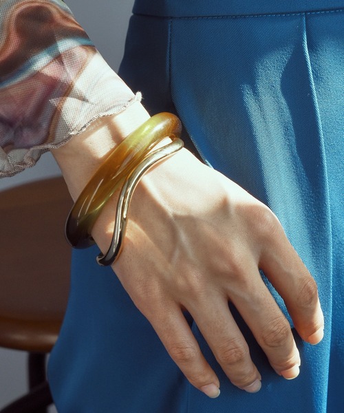 GOLDY(ゴールディ)の「レジン&メタル ウェーブ セット バングル(バングル/リストバンド・レディース・その他6/シルバー/グレー/その他4/ゴールド/ベージュ/その他1/その他2/その他3/その他5/ブラウン/グリーン/カーキ・FREE)」の4枚目の写真