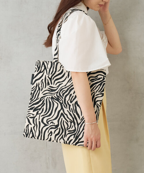 Actually(アクチュアリー)の「アニマルジャガードトートバッグ(トートバッグ・レディース・ホワイト/ホワイト系その他・0)」の2枚目の写真