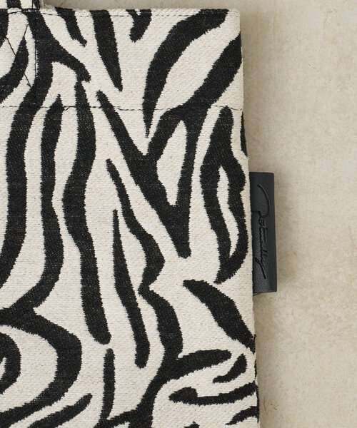 Actually(アクチュアリー)の「アニマルジャガードトートバッグ(トートバッグ・レディース・ホワイト/ホワイト系その他・0)」の8枚目の写真