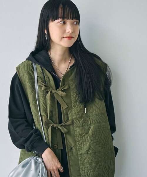 coen（コーエン）の「幾何柄キルトリバーシブルベスト（ベスト・レディース・オフホワイト/オリーブ・FREE）」の2枚目の写真