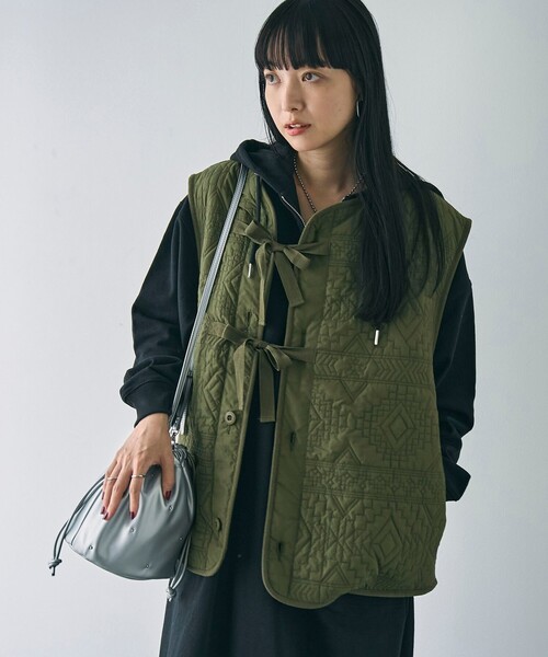 coen（コーエン）の「幾何柄キルトリバーシブルベスト（ベスト・レディース・オフホワイト/オリーブ・FREE）」の3枚目の写真