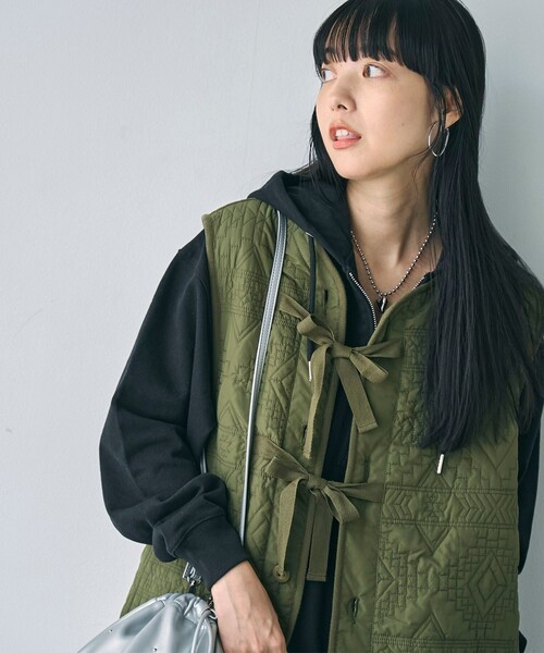 coen（コーエン）の「幾何柄キルトリバーシブルベスト（ベスト・レディース・オフホワイト/オリーブ・FREE）」の4枚目の写真