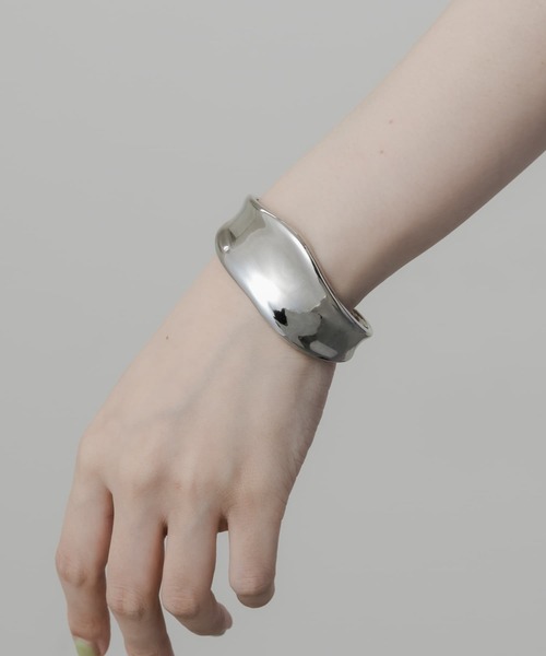 SMELLY（スメリー）の「ニュアンスメタルワイドバングル（ブレスレット・レディース・シルバー・-）」の2枚目の写真