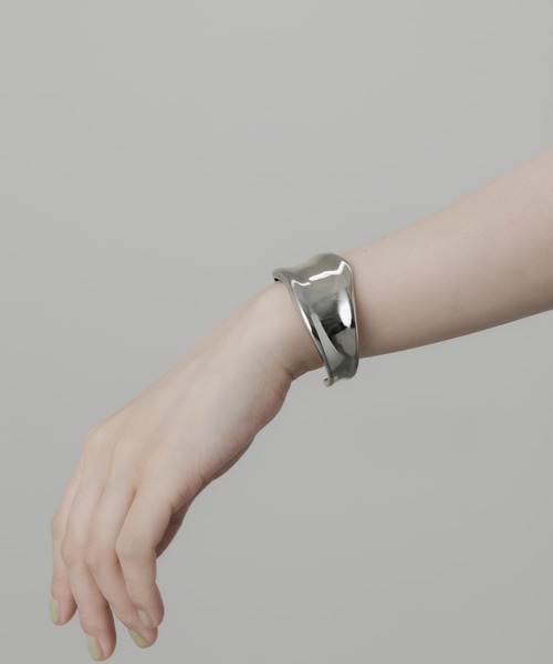 SMELLY（スメリー）の「ニュアンスメタルワイドバングル（ブレスレット・レディース・シルバー・-）」の3枚目の写真