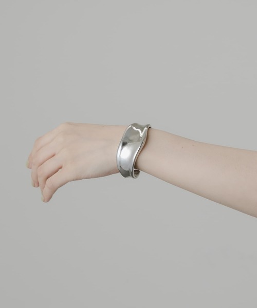 SMELLY（スメリー）の「ニュアンスメタルワイドバングル（ブレスレット・レディース・シルバー・-）」の4枚目の写真