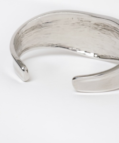 SMELLY（スメリー）の「ニュアンスメタルワイドバングル（ブレスレット・レディース・シルバー・-）」の6枚目の写真