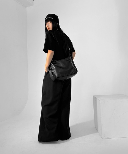 LVEU.（ラブユ.）の「【LVEU.】ハトメベルトスクエアショルダーバッグ / バッグ 鞄 BAG 合皮 ショルダー ワンショルダー A4 通勤 通学 ブラック（ショルダーバッグ・レディース・ブラック・FREE）」の5枚目の写真