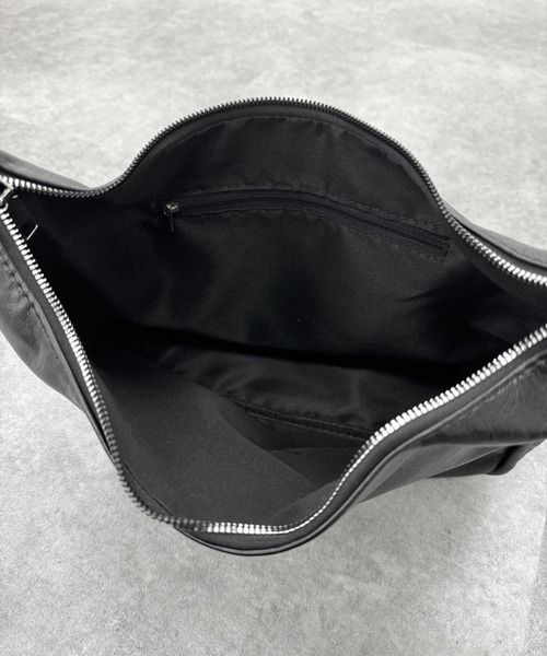 LVEU.（ラブユ.）の「【LVEU.】ハトメベルトスクエアショルダーバッグ / バッグ 鞄 BAG 合皮 ショルダー ワンショルダー A4 通勤 通学 ブラック（ショルダーバッグ・レディース・ブラック・FREE）」の8枚目の写真