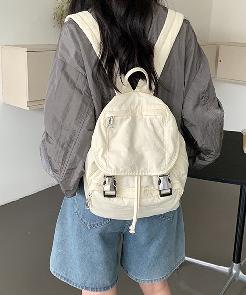 c.u.l（シーユーエル）の「ナイロン メタルバックルリュックサック バックパック cula992（バックパック/リュック・レディース・ベージュ/レッド/ブルー/シルバー/ブラック/カーキ/ライトベージュ・FREE）」の3枚目の写真