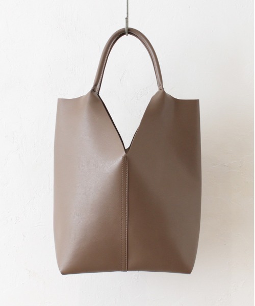 and it_（アンドイット）の「合皮トライアングルカットトート（トートバッグ・レディース・ブラック/シルバー/グレイッシュベージュ/アイボリー/グレー・FREE）」の4枚目の写真