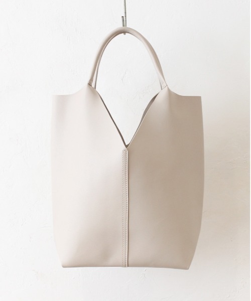 and it_（アンドイット）の「合皮トライアングルカットトート（トートバッグ・レディース・ブラック/シルバー/グレイッシュベージュ/アイボリー/グレー・FREE）」の2枚目の写真