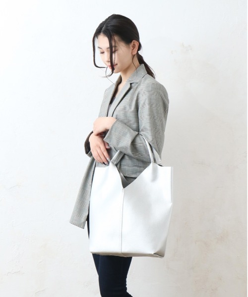 and it_（アンドイット）の「合皮トライアングルカットトート（トートバッグ・レディース・ブラック/シルバー/グレイッシュベージュ/アイボリー/グレー・FREE）」の10枚目の写真