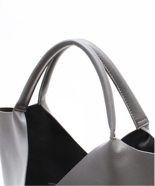 and it_（アンドイット）の「合皮トライアングルカットトート（トートバッグ・レディース・ブラック/シルバー/グレイッシュベージュ/アイボリー/グレー・FREE）」の13枚目の写真