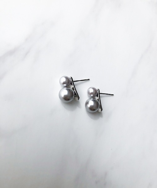 TIMELESS&THREE（タイムレスアンドスリー）の「ダブルパールモチーフピアス（ピアス（両耳用）・レディース・ホワイト/グレー・FREE）」の2枚目の写真