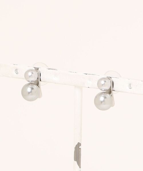 TIMELESS&THREE（タイムレスアンドスリー）の「ダブルパールモチーフピアス（ピアス（両耳用）・レディース・ホワイト/グレー・FREE）」の7枚目の写真