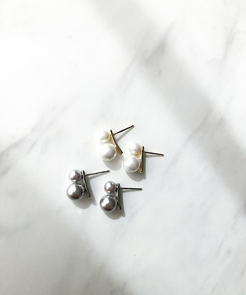 TIMELESS&THREE（タイムレスアンドスリー）の「ダブルパールモチーフピアス（ピアス（両耳用）・レディース・ホワイト/グレー・FREE）」の4枚目の写真