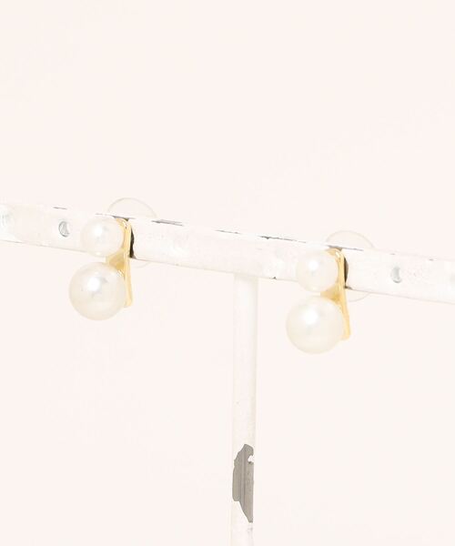 TIMELESS&THREE（タイムレスアンドスリー）の「ダブルパールモチーフピアス（ピアス（両耳用）・レディース・ホワイト/グレー・FREE）」の8枚目の写真