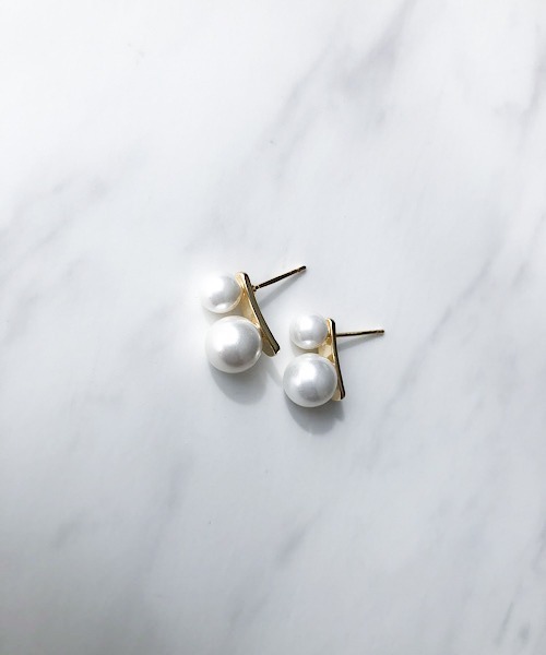 TIMELESS&THREE（タイムレスアンドスリー）の「ダブルパールモチーフピアス（ピアス（両耳用）・レディース・ホワイト/グレー・FREE）」の5枚目の写真