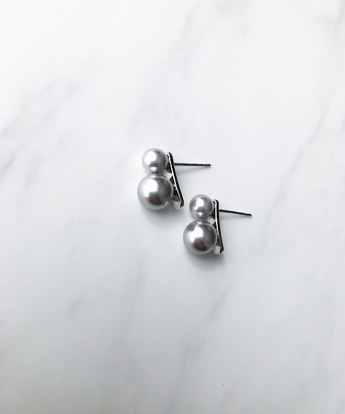 TIMELESS&THREE（タイムレスアンドスリー）の「ダブルパールモチーフピアス（ピアス（両耳用）・レディース・ホワイト/グレー・FREE）」の6枚目の写真