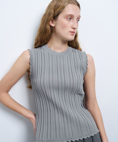 LANVIN en Bleu(ランバンオンブルー)の「アイレットリブノースリーブニット(ニット/セーター・レディース・レッド/ライトカーキ/グレー・38)」の2枚目の写真