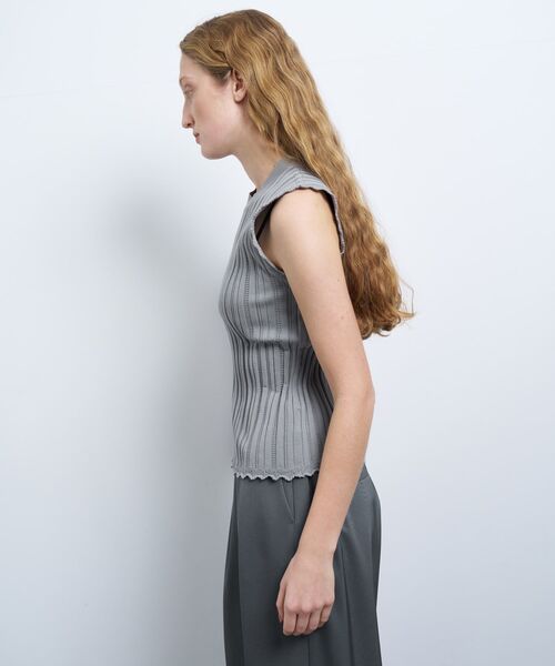 LANVIN en Bleu(ランバンオンブルー)の「アイレットリブノースリーブニット(ニット/セーター・レディース・レッド/ライトカーキ/グレー・38)」の21枚目の写真