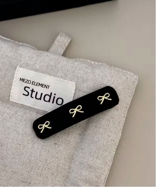 ammy.(エイミードット)の「【 ammy. / エイミードット 】 ゴールド リボン ベロア ヘアピン / ヘアアクセ(ヘアピン・レディース・ブラック/レッド系/レッド/ブラック系・FREE)」の3枚目の写真