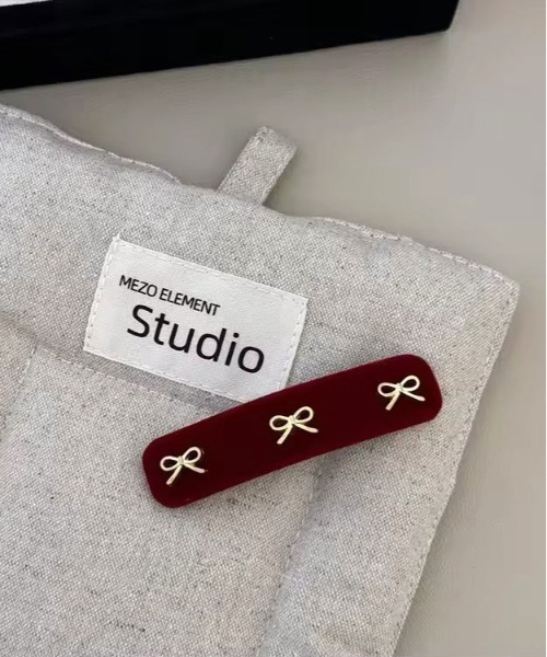 ammy.(エイミードット)の「【 ammy. / エイミードット 】 ゴールド リボン ベロア ヘアピン / ヘアアクセ(ヘアピン・レディース・ブラック/レッド系/レッド/ブラック系・FREE)」の6枚目の写真